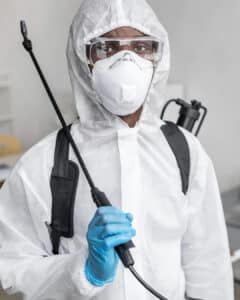 exterminateur habillé d'un équipement protecteur