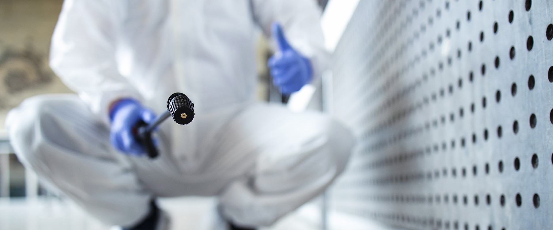 Un exterminateur qui fait une prévention dans une maison